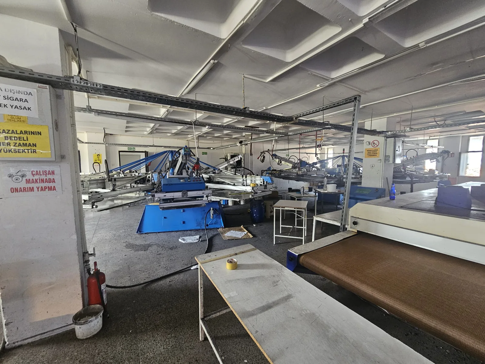 Kupal atölyesinin serigrafi makineleri ve üretim alanı